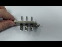 Versiegeltes Terminal mit 30,6 mm Nadellänge, Nickelplattiertem Kurzschweißtab und maximaler Stromstärke von 30 A